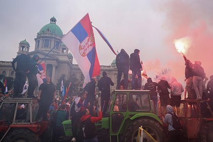 Picture: Протестующие в Сербии начали взрывать петарды