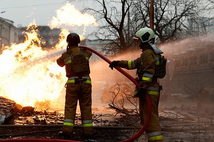 Picture: В Киеве после взрывов загорелись склады