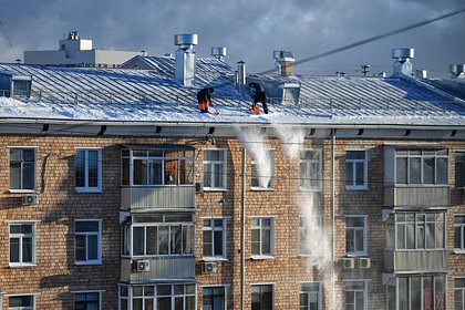 Picture: В российском городе коммунальщиков наказали за сход снега с крыши на ребенка