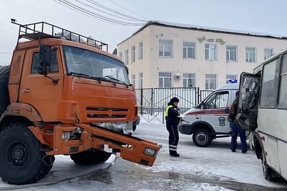 Picture: В России при столкновении грузовика и автобуса пострадали свыше десяти человек