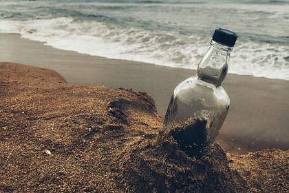 Picture: На пляж вынесло загадочные бутылки со столетним виски