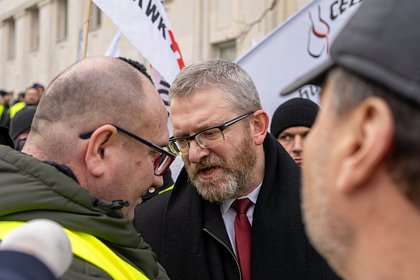 Picture: Кандидат в президенты Польши разгромил выставку ЛГБТ