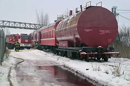 Picture: Пожарные поезда привлекли к тушению атакованной после разговора Путина и Трампа нефтебазы