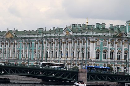 Picture: Эрмитаж прокомментировал ситуацию с посетительницей в роскошном наряде