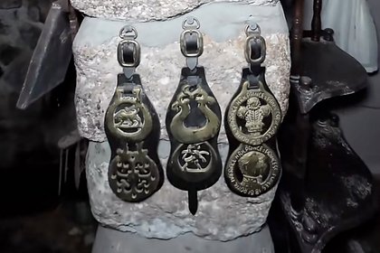 picture: Мужчина нашел в лесу заброшенный дом с таинственной коллекцией