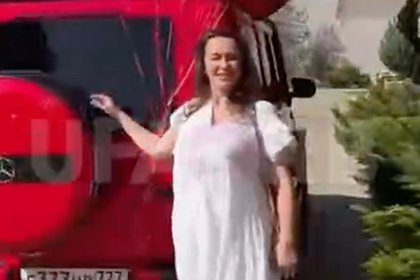 picture: Россиянин подарил супруге на выписку из роддома набитый розами красный Mercedes