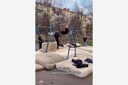 picture: Российские школьники разложили матрасы во дворе ради одной цели