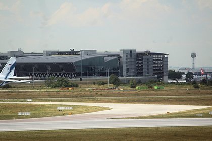 picture: Водитель бросил машину у дверей аэропорта в Европе, ворвался в терминал и сообщил о бомбе