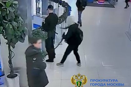 Picture: Подросток напал с ножом на охранника торгового центра в российском городе
