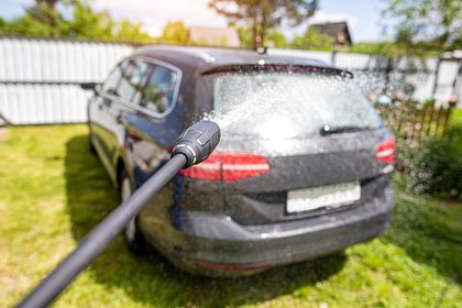 picture: Россиян предупредили о штрафе за мытье авто на даче