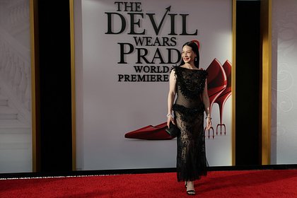 picture: 57-летняя актриса в прозрачном платье вышла на ковровую дорожку