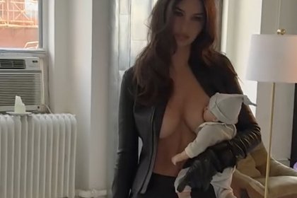picture: Эмили Ратаковски раскритиковали из-за откровенной съемки с куклой-младенцем
