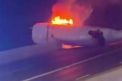 picture: Самолет с шестью пассажирами на борту рухнул на оживленную трассу в США и загорелся