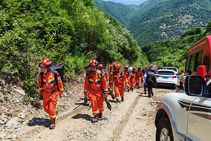 picture: Десятки китайцев внезапно оказались под землей
