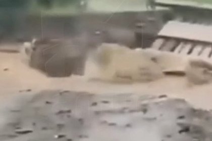 picture: Единственный мост к селу смыло на глазах у жителей российского региона
