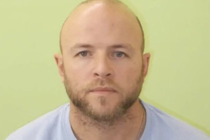 picture: Мужчина тайно снимал переодевающихся соседок и попался