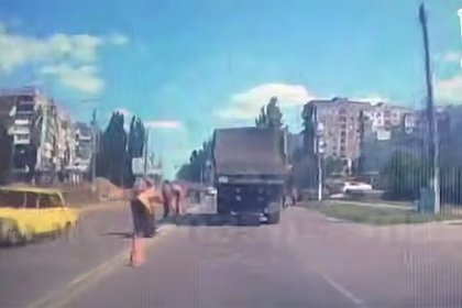 picture: Отлетевшее колесо сбило российского дорожника и попало на видео