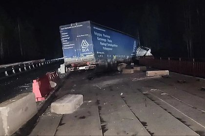 picture: Фура повисла на мосту в российском регионе