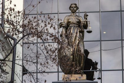 picture: Россиянка пожаловалась на пачкавшего фекалиями двери и бившего ее до синяков возлюбленного