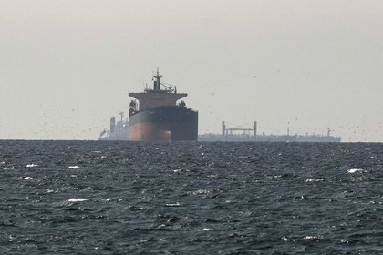 picture: В Ормузском проливе после взрыва и пожара затонул контейнеровоз