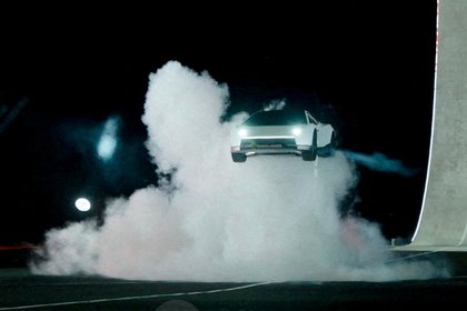 picture: Летающий автомобиль Илона Маска оказался фальшивкой