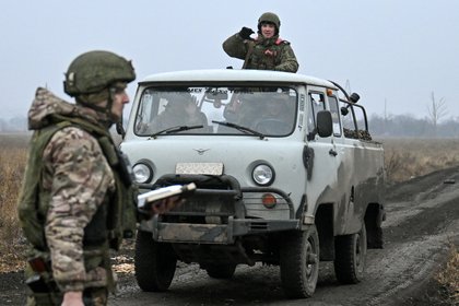 picture: Российскую «Буханку» превратили в эвакуатор для подбитой техники